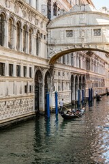 Obraz premium Gondola sailing on the river in the middle of the buildings