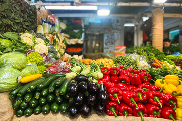 Stragan na bazarze z warzywami. Nowalijki wiosenne. Handel na bazarze. Ogórki, pomidory, rzodkiewki, papryka, fasola, kabaczki, cukinia. 	 - obrazy, fototapety, plakaty