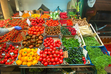 Gatunki pomidorów. Żółte, czerwone, czekoladowe. Zbliżenie, detal, pomidory na targu, handel na bazarze. Wiosenne warzywa. - obrazy, fototapety, plakaty