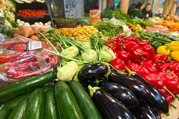 Stragan na bazarze z warzywami. Nowalijki wiosenne. Handel na bazarze. Ogórki, pomidory,...