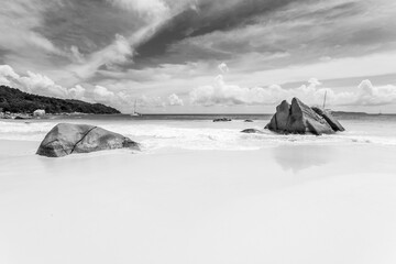 Rochers sur plage d’Anse Lazio, Praslin, Seychelles 