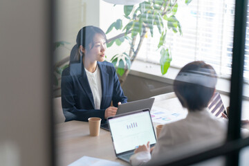 ミーティングするビジネスウーマン