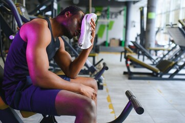 Fototapeta na wymiar Young African-American man in a gym preparing to exercise