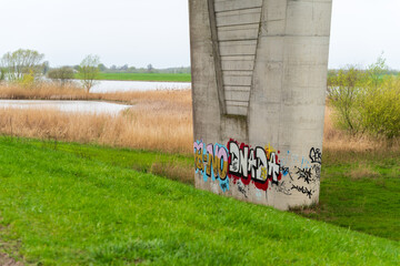 graffiti on pillar - 779664515