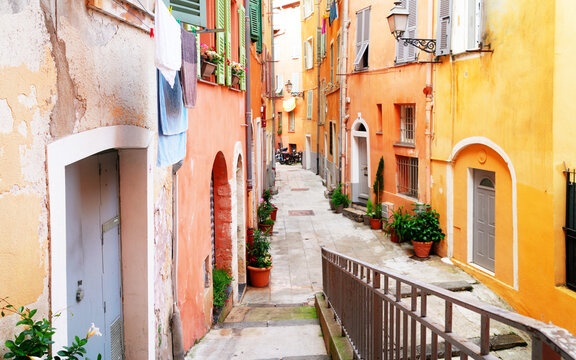 Fototapeta cosy street in old town of Nice, France