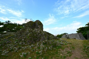 浦添グスク　現存城壁と復元城壁