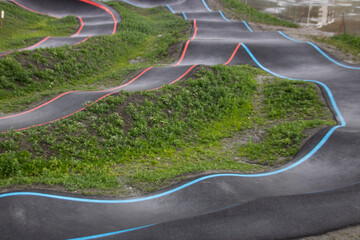Une piste de pumptrack, c'est un circuit ludique fait d'un enchaînement de bosses et de virages pour pratiquer la draisienne, le vélo, le roller, la trottinettes, le skate-board.