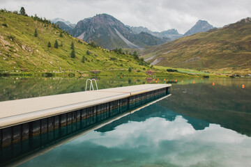 ponton de baignade sur les eaux turquoise du lac de Tignes. C'est un lac glaciaire de France situé en Savoie, à Tignes, entre Tignes le Lac et Val Claret