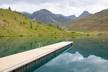 ponton de baignade sur les eaux turquoise du lac de Tignes. C'est un lac glaciaire de France situé en Savoie, à Tignes, entre Tignes le Lac et Val Claret