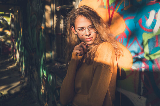 Frau vor einer Graffiti Wand
