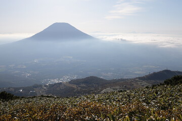 ニセコアンヌプリ山頂より眺めた、雲海広がる秋の羊蹄