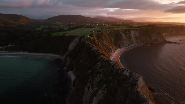 Atardecer en la punta del Cuerno de Cadavedo Asturias