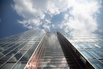 Glasfassade eines modernen Gebäudes