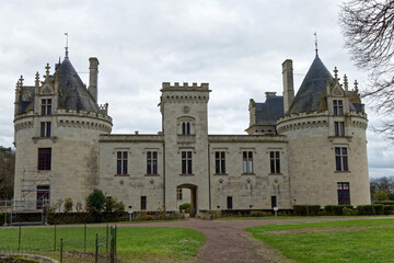 Façade et entrée du château de Brézé dans le Maine-et-Loire - France