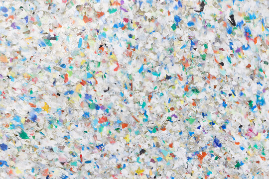 Verwitterternde Platte aus buntem Recycling-Material 