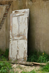 Alte, verwitterte Holztüren an einem baufälligen Haus