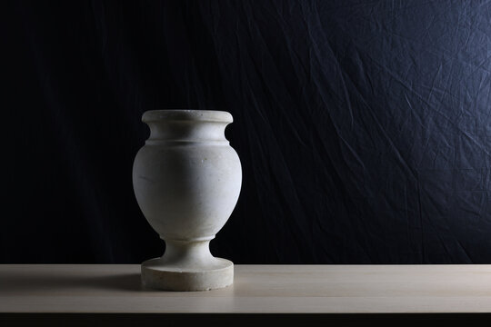 Still life con antico vaso in marmo grigio, isolato con spazio per testo
