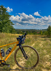 Obraz premium Gravel bicycle in the city park on the summer season