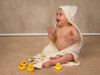 Blonde baby in bath towel smiling - 779848982