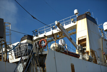 Saint-Malo - Port et bateau de pêche industrielle à quai