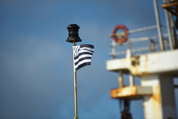Saint-Malo - Port et bateau de pêche industrielle à quai et drapeau breton