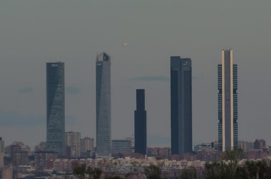 Atardecer en skyline de Madrid ciudad, 4 Torres distrito financiero. Espa&ntilde;a