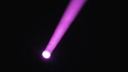 Intense purple light beams from the spotlight, creating a dramatic and vibrant atmosphere ideal for concerts, theater performances or festivals.