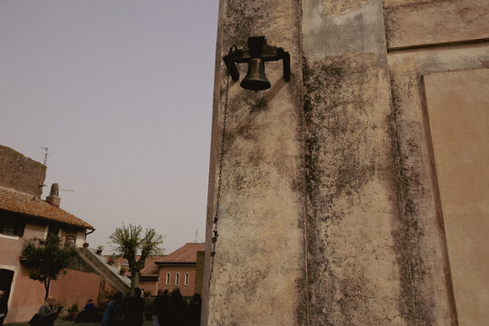 Campana esterna al di fuori di una chiesa italiana