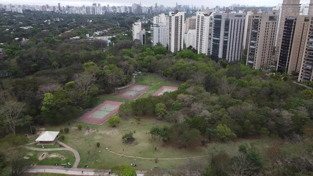 Quadra R&aacute;pida T&ecirc;nis Esporte Parque Villa Lobos S&atilde;o Paulo Brasil Vegeta&ccedil;&atilde;o Natureza Recrea&ccedil;&atilde;o Lazer Trilhas Corrida Picnic Relaxamento Fam&iacute;lias Lago Playground Esportes Atividades ao Ar Livre Paisagem
