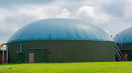 Fototapeta na wymiar Biogasanlage zur Stromerzeugung und Energiegewinnung