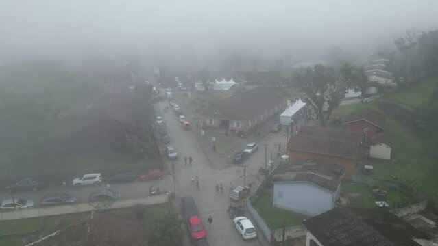 Vila Paranapiacaba Casas Inglesas Arquitetura Neblina N&eacute;voa Nuvens Casas Ruas Esta&ccedil;&atilde;o Ferrovi&aacute;ria Hist&oacute;ria Patrim&ocirc;nio Turismo Atmosf&eacute;rico Encantador S&atilde;o Paulo Enigm&aacute;tico Misterioso Paisagem Brasil
