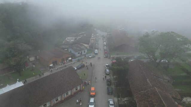 Vila Paranapiacaba Casas Inglesas Arquitetura Neblina N&eacute;voa Nuvens Casas Ruas Esta&ccedil;&atilde;o Ferrovi&aacute;ria Hist&oacute;ria Patrim&ocirc;nio Turismo Atmosf&eacute;rico Encantador S&atilde;o Paulo Enigm&aacute;tico Misterioso Paisagem Brasil