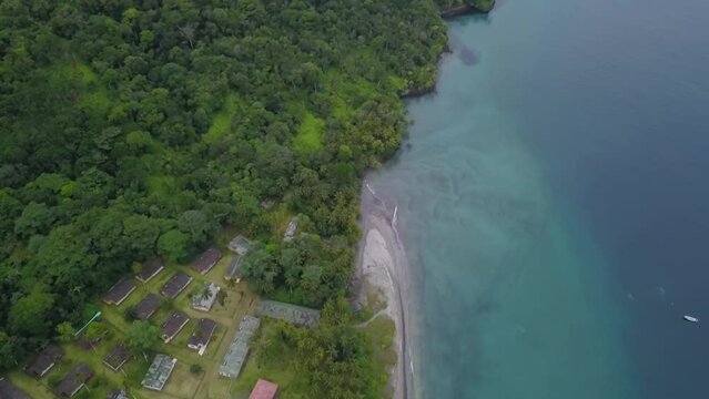 Drone, toma aérea, playa del pacifico Gorogona