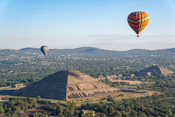 Fototapeta na wymiar globos aerostáticos sobre la pirámide del sol en Teotihuacán