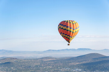 globo aerostático sobrevolando el valle en Teotihuacán