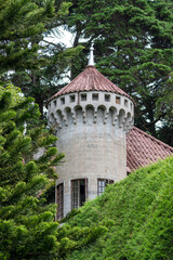 torreo de castillo viejo entre &aacute;rboles