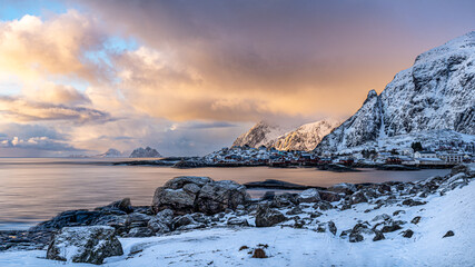 Die warme Sonnenstimmung spiegelt sich auf dem Meer, Küste bei Moskenes, Lofoten