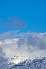 vue du Mont Ventoux, en hiver, avec un ciel bleu.	 - obrazy, fototapety, plakaty