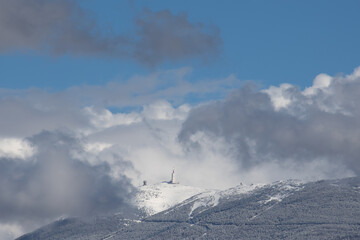 Naklejka na ściany i meble vue du Mont Ventoux, en hiver, avec un ciel bleu. 