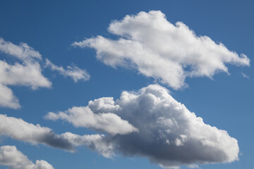 Fototapeta na wymiar beau ciel bleu avec quelques nuages