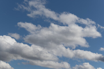Obraz premium beau ciel bleu avec quelques nuages