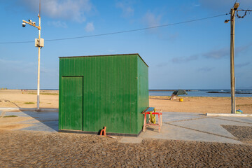 une cabane de plage sur l'île de Saint Vincent au Cap Vert en Afrique occidentale - obrazy, fototapety, plakaty