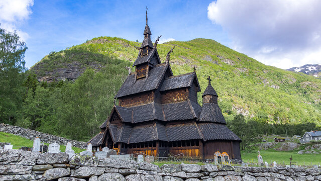 Blick auf die Stabkirche Borgund in Norwegen, wei&szlig;e Wolken auf blauem Himmel