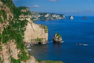 Fototapeta na wymiar Coastline with rocky cliffs and ocean in Nusa Penida island.