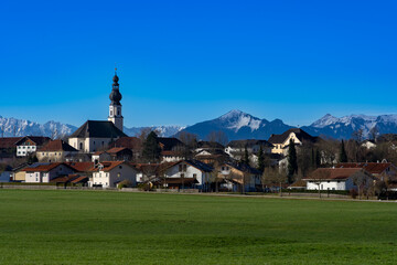 Das kleine Dorf Traunwalchen in Bayern am Morgen