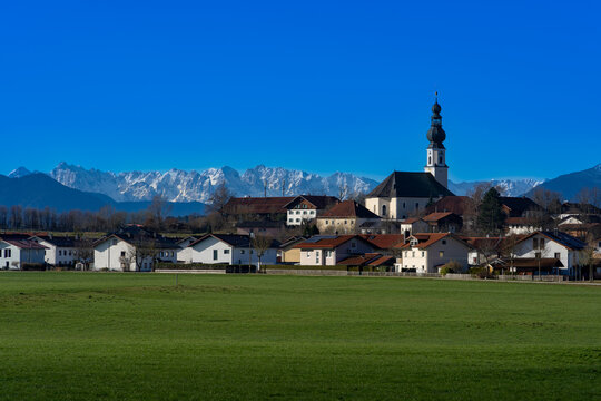 Das kleine Dorf Traunwalchen in Bayern am Morgen