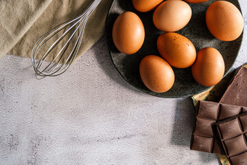 Ingredientes frescos para receitas de sobremesa com ovos e chocolate. Espaço livre para texto. Sem...