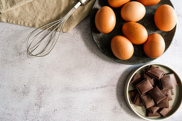 Foto de ingredientes para confeitaria sobre fundo claro com espaço para texto. Sem ninguém