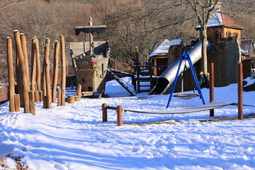 Kinderspielpklatz im Winter am Seilersee in Iselohn
