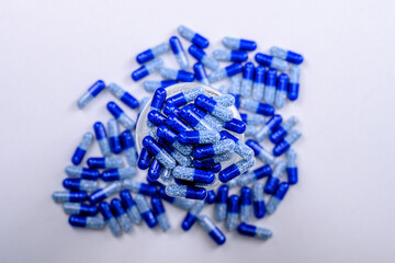 niebieskie tabletki kapsułki leki - obrazy, fototapety, plakaty